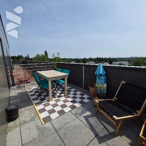 Grand appartement avec terrasses et stationnements proche commerces, services et accès
