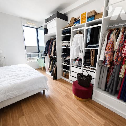 Grand appartement avec terrasses et stationnements proche commerces, services et accès