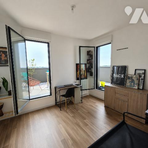 Grand appartement avec terrasses et stationnements proche commerces, services et accès