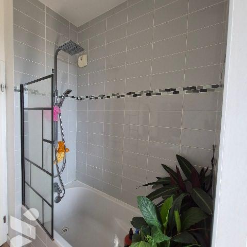 Grand appartement avec terrasses et stationnements proche commerces, services et accès