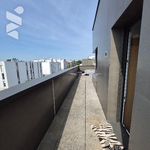 Grand appartement avec terrasses et stationnements proche commerces, services et accès