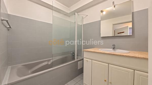 Vente
                Appartement52,52 m² - 3 Pièces -
                    LA ROCHE SUR YON (85000)