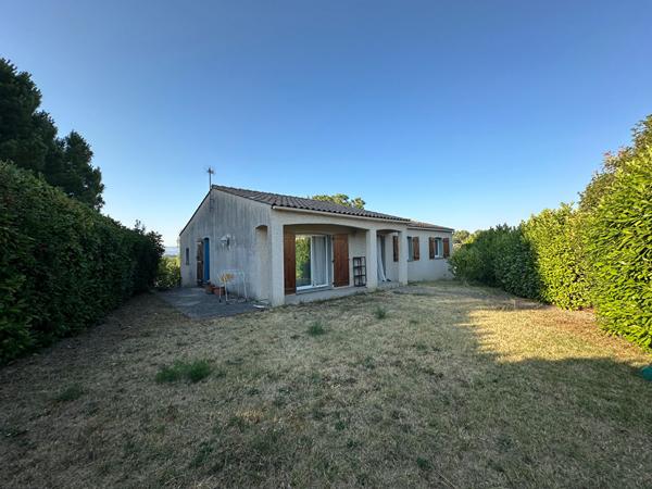 Villa indépendante de plain-pied 4 pièces avec jardin clos, garage et terrasse pour une location confortable et fonctionnelle