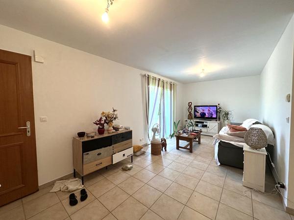 Villa indépendante de plain-pied 4 pièces avec jardin clos, garage et terrasse pour une location confortable et fonctionnelle