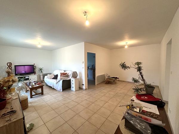 Villa indépendante de plain-pied 4 pièces avec jardin clos, garage et terrasse pour une location confortable et fonctionnelle