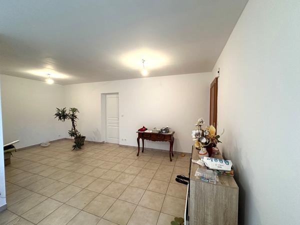 Villa indépendante de plain-pied 4 pièces avec jardin clos, garage et terrasse pour une location confortable et fonctionnelle
