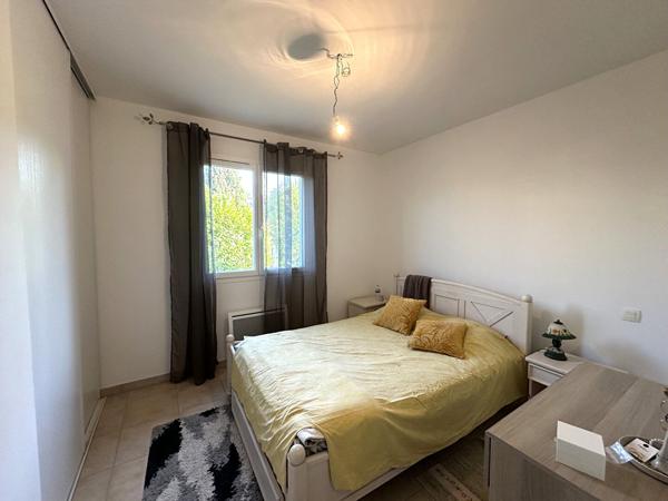Villa indépendante de plain-pied 4 pièces avec jardin clos, garage et terrasse pour une location confortable et fonctionnelle