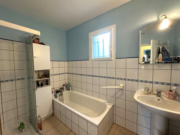 Villa indépendante de plain-pied 4 pièces avec jardin clos, garage et terrasse pour une location confortable et fonctionnelle