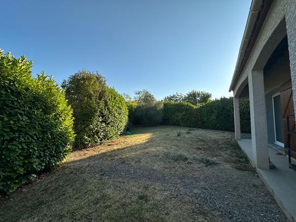 Villa indépendante de plain-pied 4 pièces avec jardin clos, garage et terrasse pour une location confortable et fonctionnelle