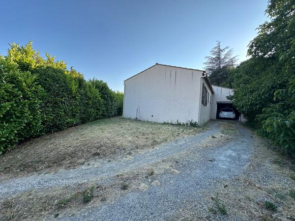 Villa indépendante de plain-pied 4 pièces avec jardin clos, garage et terrasse pour une location confortable et fonctionnelle