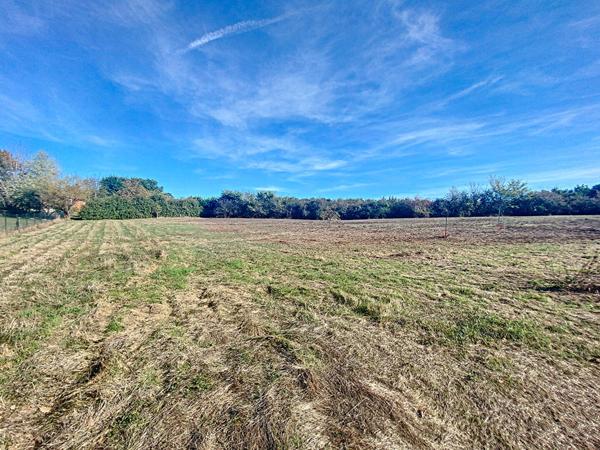 Terrain viabilisé de 850 m² à Leojac
