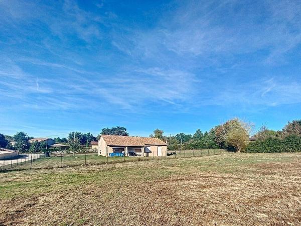 Terrain viabilisé de 850 m² à Leojac
