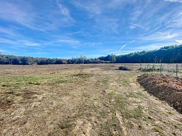 Terrain viabilisé de 850 m² à Leojac