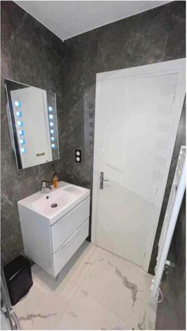 Quartier Montrose - Charmant studio rénové avec terrasse et vue dégagée – Résidence avec piscine