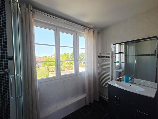 Maison familiale avec piscine, chalet, jardin clos et loisirs à 15 min du centre du Mans