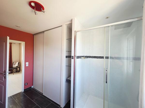 Maison familiale avec piscine, chalet, jardin clos et loisirs à 15 min du centre du Mans