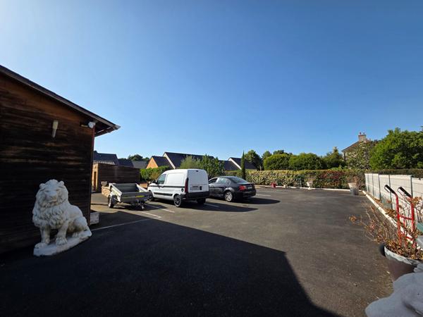 Maison familiale avec piscine, chalet, jardin clos et loisirs à 15 min du centre du Mans