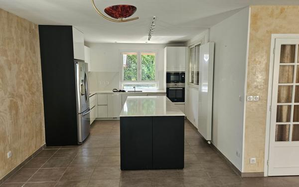 Maison à vendre    6 pièces • 140 m2 Saint-Zacharie