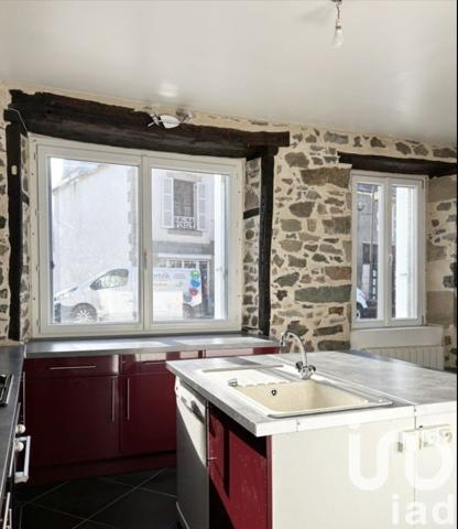 Maison traditionnelle 6 pièces de 160 m² à Forgès (19380)