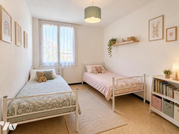 SAINT jUST : T3 Traversant avec balcon