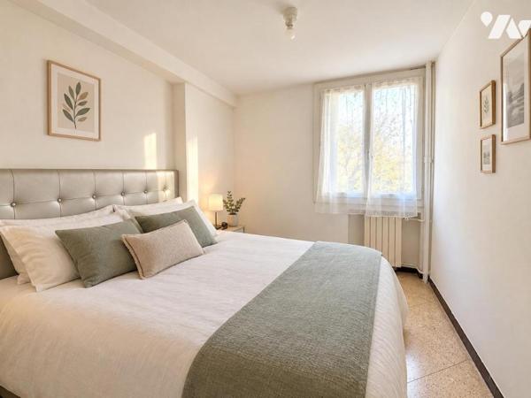 SAINT jUST : T3 Traversant avec balcon