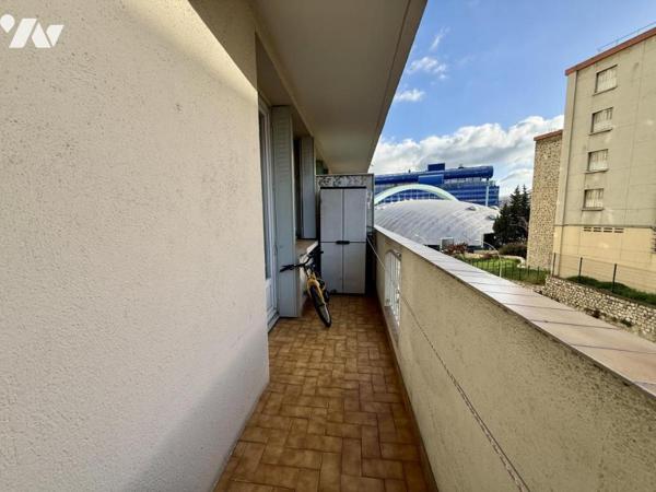 SAINT jUST : T3 Traversant avec balcon