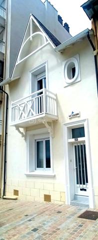 Offrez-vous l'un des emplacements les plus recherchés de la côte Vendéenne avec cette élégante villa de caractère située en première ligne sur le remblai des Sables d'Olonne, bénéficiant d'une vue panoramique exceptionnelle sur l'Océan.
Derrière sa façade emblématique, typique des plus belles villas du remblai, cette demeure dévoile des espaces de vie chaleureux et lumineux.
Dès l'entrée, vous découvrez une magnifique pièce de vie traversante ouverte sur la mer, composée d'un salon confortable, d'un espace séjour convivial et majestueuse cheminée centrale qui structure harmonieusement les volumes.
La cuisine attenante offre un accès direct à un véritable privilège sur le remblai: Une vaste terrasse extérieure d'environ 35m2 avec un préau couvert. Un espace rare et recherché permettant de profiter pleinement des beaux jour, à l'abri des regards, tout en bénéficiant de la proximité immédiate de l'Océan.
A l'étage, le palier dessert deux belles chambres spacieuses, dont une bénéficiant d'un balcon avec une vue imprenable sur la baie des Sables d'Olonne. Une grande Salle de bain avec une baignoire ainsi que des toilettes indépendantes complètent ce niveau.
Sous les combles, une belle chambre aménagée offre un espace supplémentaire.
Cette propriété unique conjugue l'authenticité des villas historiques du remblai, des volumes généreux et un bel extérieur, un atout rare en front de mer aux Sables d'Olonne.
Une adresse prestigieuse pour vivre l'Océan au quotidien.
