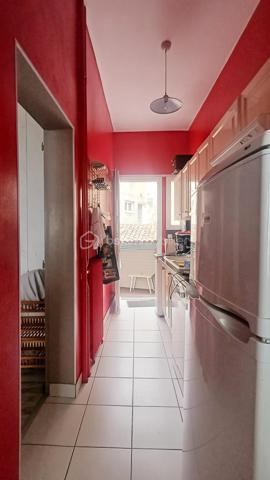 Offrez-vous l'un des emplacements les plus recherchés de la côte Vendéenne avec cette élégante villa de caractère située en première ligne sur le remblai des Sables d'Olonne, bénéficiant d'une vue panoramique exceptionnelle sur l'Océan.
Derrière sa façade emblématique, typique des plus belles villas du remblai, cette demeure dévoile des espaces de vie chaleureux et lumineux.
Dès l'entrée, vous découvrez une magnifique pièce de vie traversante ouverte sur la mer, composée d'un salon confortable, d'un espace séjour convivial et majestueuse cheminée centrale qui structure harmonieusement les volumes.
La cuisine attenante offre un accès direct à un véritable privilège sur le remblai: Une vaste terrasse extérieure d'environ 35m2 avec un préau couvert. Un espace rare et recherché permettant de profiter pleinement des beaux jour, à l'abri des regards, tout en bénéficiant de la proximité immédiate de l'Océan.
A l'étage, le palier dessert deux belles chambres spacieuses, dont une bénéficiant d'un balcon avec une vue imprenable sur la baie des Sables d'Olonne. Une grande Salle de bain avec une baignoire ainsi que des toilettes indépendantes complètent ce niveau.
Sous les combles, une belle chambre aménagée offre un espace supplémentaire.
Cette propriété unique conjugue l'authenticité des villas historiques du remblai, des volumes généreux et un bel extérieur, un atout rare en front de mer aux Sables d'Olonne.
Une adresse prestigieuse pour vivre l'Océan au quotidien.