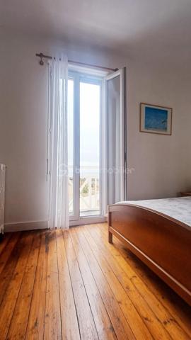 Offrez-vous l'un des emplacements les plus recherchés de la côte Vendéenne avec cette élégante villa de caractère située en première ligne sur le remblai des Sables d'Olonne, bénéficiant d'une vue panoramique exceptionnelle sur l'Océan.
Derrière sa façade emblématique, typique des plus belles villas du remblai, cette demeure dévoile des espaces de vie chaleureux et lumineux.
Dès l'entrée, vous découvrez une magnifique pièce de vie traversante ouverte sur la mer, composée d'un salon confortable, d'un espace séjour convivial et majestueuse cheminée centrale qui structure harmonieusement les volumes.
La cuisine attenante offre un accès direct à un véritable privilège sur le remblai: Une vaste terrasse extérieure d'environ 35m2 avec un préau couvert. Un espace rare et recherché permettant de profiter pleinement des beaux jour, à l'abri des regards, tout en bénéficiant de la proximité immédiate de l'Océan.
A l'étage, le palier dessert deux belles chambres spacieuses, dont une bénéficiant d'un balcon avec une vue imprenable sur la baie des Sables d'Olonne. Une grande Salle de bain avec une baignoire ainsi que des toilettes indépendantes complètent ce niveau.
Sous les combles, une belle chambre aménagée offre un espace supplémentaire.
Cette propriété unique conjugue l'authenticité des villas historiques du remblai, des volumes généreux et un bel extérieur, un atout rare en front de mer aux Sables d'Olonne.
Une adresse prestigieuse pour vivre l'Océan au quotidien.