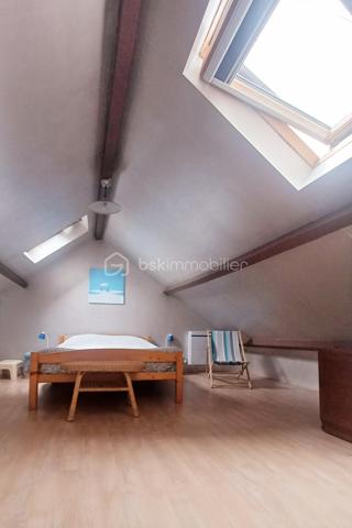 Offrez-vous l'un des emplacements les plus recherchés de la côte Vendéenne avec cette élégante villa de caractère située en première ligne sur le remblai des Sables d'Olonne, bénéficiant d'une vue panoramique exceptionnelle sur l'Océan.
Derrière sa façade emblématique, typique des plus belles villas du remblai, cette demeure dévoile des espaces de vie chaleureux et lumineux.
Dès l'entrée, vous découvrez une magnifique pièce de vie traversante ouverte sur la mer, composée d'un salon confortable, d'un espace séjour convivial et majestueuse cheminée centrale qui structure harmonieusement les volumes.
La cuisine attenante offre un accès direct à un véritable privilège sur le remblai: Une vaste terrasse extérieure d'environ 35m2 avec un préau couvert. Un espace rare et recherché permettant de profiter pleinement des beaux jour, à l'abri des regards, tout en bénéficiant de la proximité immédiate de l'Océan.
A l'étage, le palier dessert deux belles chambres spacieuses, dont une bénéficiant d'un balcon avec une vue imprenable sur la baie des Sables d'Olonne. Une grande Salle de bain avec une baignoire ainsi que des toilettes indépendantes complètent ce niveau.
Sous les combles, une belle chambre aménagée offre un espace supplémentaire.
Cette propriété unique conjugue l'authenticité des villas historiques du remblai, des volumes généreux et un bel extérieur, un atout rare en front de mer aux Sables d'Olonne.
Une adresse prestigieuse pour vivre l'Océan au quotidien.