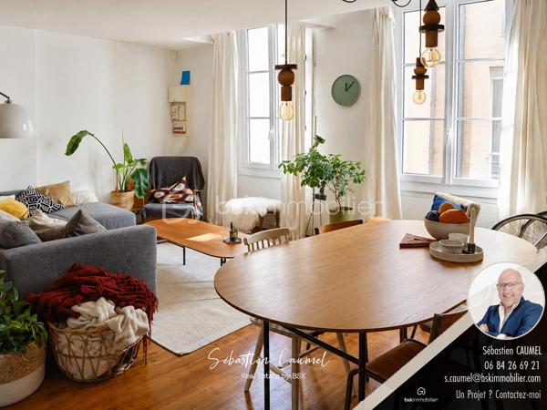 Ce que beaucoup de studios et petites surfaces de l’Écusson n’offrent pas, cet appartement le propose : de l’espace, du charme, de la lumière et une vraie séparation des usages.

Rue Alexandre Cabanel, au cœur du centre historique de Montpellier, découvrez ce grand T1 bis de 55,41 m² loi Carrez, situé au 2e étage sur 3 d’un immeuble ancien de caractère, sans ascenseur.

Dès l’entrée, le séjour donne le ton : plus de 30 m² d’espace de vie, une belle luminosité grâce à son exposition sud-ouest, un parquet en chêne, un mur en pierres naturelles apparentes et cette atmosphère chaleureuse que l’on vient chercher dans l’Écusson.

Ici, l’appartement ne se résume pas à une pièce unique. Son agencement permet de distinguer clairement les usages : un grand séjour convivial, une cuisine fonctionnelle, un coin nuit distinct d’environ 10 m², une salle d’eau, ainsi qu’un espace en angle idéal pour créer un bureau, un coin lecture ou un espace de télétravail discret.

Le coin nuit apporte une vraie singularité au bien avec son sol en pierres anciennes, dites “bars de Montpellier”, un détail patrimonial rare qui renforce le caractère unique de l’appartement.

La cuisine a été partiellement repensée et la salle d’eau récemment rafraîchie. Ces deux espaces bénéficient d’un puits de lumière naturelle, apportant un complément appréciable de clarté au quotidien.

Côté confort, l’appartement bénéficie notamment de fenêtres en double vitrage PVC, d’une porte d’entrée blindée 3 points, d’un chauffe-eau changé en 2022 et d’une installation électrique modernisée, validée sans anomalie lors du dernier diagnostic.

L’adresse est l’un de ses grands atouts : vivre rue Alexandre Cabanel, c’est profiter de l’Écusson, de ses commerces, de ses terrasses, de ses transports et de son art de vivre, tout en restant dans une adresse discrète et recherchée du centre historique.

La station de tramway Saint-Guilhem – Courreau est accessible en quelques minutes à pied, tout comme les principales lignes permettant de rejoindre rapidement les différents quartiers de Montpellier.

Ce bien s’adresse à plusieurs profils :
résidence principale de charme en centre historique, pied-à-terre à Montpellier, ou investissement patrimonial dans l’un des secteurs les plus recherchés de la ville.

À retenir :

• T1 bis de 55,41 m² loi Carrez
• Rue Alexandre Cabanel, Montpellier Écusson
• 2e étage sur 3, sans ascenseur
• Séjour de 30,26 m²
• Coin nuit distinct de 10,13 m²
• Exposition sud-ouest
• Parquet en chêne
• Mur en pierres naturelles apparentes
• Sol en pierres anciennes dans l’espace nuit
• Double vitrage PVC
• Porte blindée 3 points
• Petite copropriété de 7 lots
• Taxe foncière 2025 : 1 051 €
• Pas de balcon, terrasse, cave ni stationnement privatif

Les éléments connus de copropriété, notamment ceux à anticiper concernant la toiture et la façade, seront présentés avec transparence lors des échanges et des visites, afin de permettre à chaque acquéreur d’avancer sereinement dans son projet.

Certaines photos présentent une suggestion d’aménagement réalisée en home staging virtuel, non contractuelle, afin d’aider à la projection.

Un appartement de caractère, lumineux et bien agencé, dans l’une des adresses les plus recherchées du centre historique de Montpellier.

Pour plus d’informations ou pour organiser une visite, contactez-moi.