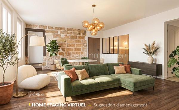 Ce que beaucoup de studios et petites surfaces de l’Écusson n’offrent pas, cet appartement le propose : de l’espace, du charme, de la lumière et une vraie séparation des usages.

Rue Alexandre Cabanel, au cœur du centre historique de Montpellier, découvrez ce grand T1 bis de 55,41 m² loi Carrez, situé au 2e étage sur 3 d’un immeuble ancien de caractère, sans ascenseur.

Dès l’entrée, le séjour donne le ton : plus de 30 m² d’espace de vie, une belle luminosité grâce à son exposition sud-ouest, un parquet en chêne, un mur en pierres naturelles apparentes et cette atmosphère chaleureuse que l’on vient chercher dans l’Écusson.

Ici, l’appartement ne se résume pas à une pièce unique. Son agencement permet de distinguer clairement les usages : un grand séjour convivial, une cuisine fonctionnelle, un coin nuit distinct d’environ 10 m², une salle d’eau, ainsi qu’un espace en angle idéal pour créer un bureau, un coin lecture ou un espace de télétravail discret.

Le coin nuit apporte une vraie singularité au bien avec son sol en pierres anciennes, dites “bars de Montpellier”, un détail patrimonial rare qui renforce le caractère unique de l’appartement.

La cuisine a été partiellement repensée et la salle d’eau récemment rafraîchie. Ces deux espaces bénéficient d’un puits de lumière naturelle, apportant un complément appréciable de clarté au quotidien.

Côté confort, l’appartement bénéficie notamment de fenêtres en double vitrage PVC, d’une porte d’entrée blindée 3 points, d’un chauffe-eau changé en 2022 et d’une installation électrique modernisée, validée sans anomalie lors du dernier diagnostic.

L’adresse est l’un de ses grands atouts : vivre rue Alexandre Cabanel, c’est profiter de l’Écusson, de ses commerces, de ses terrasses, de ses transports et de son art de vivre, tout en restant dans une adresse discrète et recherchée du centre historique.

La station de tramway Saint-Guilhem – Courreau est accessible en quelques minutes à pied, tout comme les principales lignes permettant de rejoindre rapidement les différents quartiers de Montpellier.

Ce bien s’adresse à plusieurs profils :
résidence principale de charme en centre historique, pied-à-terre à Montpellier, ou investissement patrimonial dans l’un des secteurs les plus recherchés de la ville.

À retenir :

• T1 bis de 55,41 m² loi Carrez
• Rue Alexandre Cabanel, Montpellier Écusson
• 2e étage sur 3, sans ascenseur
• Séjour de 30,26 m²
• Coin nuit distinct de 10,13 m²
• Exposition sud-ouest
• Parquet en chêne
• Mur en pierres naturelles apparentes
• Sol en pierres anciennes dans l’espace nuit
• Double vitrage PVC
• Porte blindée 3 points
• Petite copropriété de 7 lots
• Taxe foncière 2025 : 1 051 €
• Pas de balcon, terrasse, cave ni stationnement privatif

Les éléments connus de copropriété, notamment ceux à anticiper concernant la toiture et la façade, seront présentés avec transparence lors des échanges et des visites, afin de permettre à chaque acquéreur d’avancer sereinement dans son projet.

Certaines photos présentent une suggestion d’aménagement réalisée en home staging virtuel, non contractuelle, afin d’aider à la projection.

Un appartement de caractère, lumineux et bien agencé, dans l’une des adresses les plus recherchées du centre historique de Montpellier.

Pour plus d’informations ou pour organiser une visite, contactez-moi.