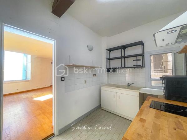 Ce que beaucoup de studios et petites surfaces de l’Écusson n’offrent pas, cet appartement le propose : de l’espace, du charme, de la lumière et une vraie séparation des usages.

Rue Alexandre Cabanel, au cœur du centre historique de Montpellier, découvrez ce grand T1 bis de 55,41 m² loi Carrez, situé au 2e étage sur 3 d’un immeuble ancien de caractère, sans ascenseur.

Dès l’entrée, le séjour donne le ton : plus de 30 m² d’espace de vie, une belle luminosité grâce à son exposition sud-ouest, un parquet en chêne, un mur en pierres naturelles apparentes et cette atmosphère chaleureuse que l’on vient chercher dans l’Écusson.

Ici, l’appartement ne se résume pas à une pièce unique. Son agencement permet de distinguer clairement les usages : un grand séjour convivial, une cuisine fonctionnelle, un coin nuit distinct d’environ 10 m², une salle d’eau, ainsi qu’un espace en angle idéal pour créer un bureau, un coin lecture ou un espace de télétravail discret.

Le coin nuit apporte une vraie singularité au bien avec son sol en pierres anciennes, dites “bars de Montpellier”, un détail patrimonial rare qui renforce le caractère unique de l’appartement.

La cuisine a été partiellement repensée et la salle d’eau récemment rafraîchie. Ces deux espaces bénéficient d’un puits de lumière naturelle, apportant un complément appréciable de clarté au quotidien.

Côté confort, l’appartement bénéficie notamment de fenêtres en double vitrage PVC, d’une porte d’entrée blindée 3 points, d’un chauffe-eau changé en 2022 et d’une installation électrique modernisée, validée sans anomalie lors du dernier diagnostic.

L’adresse est l’un de ses grands atouts : vivre rue Alexandre Cabanel, c’est profiter de l’Écusson, de ses commerces, de ses terrasses, de ses transports et de son art de vivre, tout en restant dans une adresse discrète et recherchée du centre historique.

La station de tramway Saint-Guilhem – Courreau est accessible en quelques minutes à pied, tout comme les principales lignes permettant de rejoindre rapidement les différents quartiers de Montpellier.

Ce bien s’adresse à plusieurs profils :
résidence principale de charme en centre historique, pied-à-terre à Montpellier, ou investissement patrimonial dans l’un des secteurs les plus recherchés de la ville.

À retenir :

• T1 bis de 55,41 m² loi Carrez
• Rue Alexandre Cabanel, Montpellier Écusson
• 2e étage sur 3, sans ascenseur
• Séjour de 30,26 m²
• Coin nuit distinct de 10,13 m²
• Exposition sud-ouest
• Parquet en chêne
• Mur en pierres naturelles apparentes
• Sol en pierres anciennes dans l’espace nuit
• Double vitrage PVC
• Porte blindée 3 points
• Petite copropriété de 7 lots
• Taxe foncière 2025 : 1 051 €
• Pas de balcon, terrasse, cave ni stationnement privatif

Les éléments connus de copropriété, notamment ceux à anticiper concernant la toiture et la façade, seront présentés avec transparence lors des échanges et des visites, afin de permettre à chaque acquéreur d’avancer sereinement dans son projet.

Certaines photos présentent une suggestion d’aménagement réalisée en home staging virtuel, non contractuelle, afin d’aider à la projection.

Un appartement de caractère, lumineux et bien agencé, dans l’une des adresses les plus recherchées du centre historique de Montpellier.

Pour plus d’informations ou pour organiser une visite, contactez-moi.