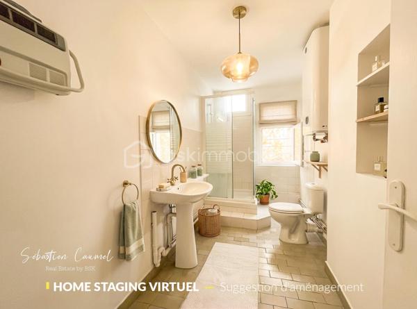 Ce que beaucoup de studios et petites surfaces de l’Écusson n’offrent pas, cet appartement le propose : de l’espace, du charme, de la lumière et une vraie séparation des usages.

Rue Alexandre Cabanel, au cœur du centre historique de Montpellier, découvrez ce grand T1 bis de 55,41 m² loi Carrez, situé au 2e étage sur 3 d’un immeuble ancien de caractère, sans ascenseur.

Dès l’entrée, le séjour donne le ton : plus de 30 m² d’espace de vie, une belle luminosité grâce à son exposition sud-ouest, un parquet en chêne, un mur en pierres naturelles apparentes et cette atmosphère chaleureuse que l’on vient chercher dans l’Écusson.

Ici, l’appartement ne se résume pas à une pièce unique. Son agencement permet de distinguer clairement les usages : un grand séjour convivial, une cuisine fonctionnelle, un coin nuit distinct d’environ 10 m², une salle d’eau, ainsi qu’un espace en angle idéal pour créer un bureau, un coin lecture ou un espace de télétravail discret.

Le coin nuit apporte une vraie singularité au bien avec son sol en pierres anciennes, dites “bars de Montpellier”, un détail patrimonial rare qui renforce le caractère unique de l’appartement.

La cuisine a été partiellement repensée et la salle d’eau récemment rafraîchie. Ces deux espaces bénéficient d’un puits de lumière naturelle, apportant un complément appréciable de clarté au quotidien.

Côté confort, l’appartement bénéficie notamment de fenêtres en double vitrage PVC, d’une porte d’entrée blindée 3 points, d’un chauffe-eau changé en 2022 et d’une installation électrique modernisée, validée sans anomalie lors du dernier diagnostic.

L’adresse est l’un de ses grands atouts : vivre rue Alexandre Cabanel, c’est profiter de l’Écusson, de ses commerces, de ses terrasses, de ses transports et de son art de vivre, tout en restant dans une adresse discrète et recherchée du centre historique.

La station de tramway Saint-Guilhem – Courreau est accessible en quelques minutes à pied, tout comme les principales lignes permettant de rejoindre rapidement les différents quartiers de Montpellier.

Ce bien s’adresse à plusieurs profils :
résidence principale de charme en centre historique, pied-à-terre à Montpellier, ou investissement patrimonial dans l’un des secteurs les plus recherchés de la ville.

À retenir :

• T1 bis de 55,41 m² loi Carrez
• Rue Alexandre Cabanel, Montpellier Écusson
• 2e étage sur 3, sans ascenseur
• Séjour de 30,26 m²
• Coin nuit distinct de 10,13 m²
• Exposition sud-ouest
• Parquet en chêne
• Mur en pierres naturelles apparentes
• Sol en pierres anciennes dans l’espace nuit
• Double vitrage PVC
• Porte blindée 3 points
• Petite copropriété de 7 lots
• Taxe foncière 2025 : 1 051 €
• Pas de balcon, terrasse, cave ni stationnement privatif

Les éléments connus de copropriété, notamment ceux à anticiper concernant la toiture et la façade, seront présentés avec transparence lors des échanges et des visites, afin de permettre à chaque acquéreur d’avancer sereinement dans son projet.

Certaines photos présentent une suggestion d’aménagement réalisée en home staging virtuel, non contractuelle, afin d’aider à la projection.

Un appartement de caractère, lumineux et bien agencé, dans l’une des adresses les plus recherchées du centre historique de Montpellier.

Pour plus d’informations ou pour organiser une visite, contactez-moi.