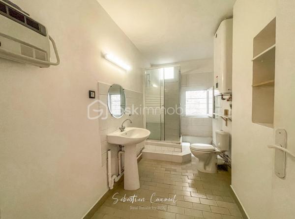 Ce que beaucoup de studios et petites surfaces de l’Écusson n’offrent pas, cet appartement le propose : de l’espace, du charme, de la lumière et une vraie séparation des usages.

Rue Alexandre Cabanel, au cœur du centre historique de Montpellier, découvrez ce grand T1 bis de 55,41 m² loi Carrez, situé au 2e étage sur 3 d’un immeuble ancien de caractère, sans ascenseur.

Dès l’entrée, le séjour donne le ton : plus de 30 m² d’espace de vie, une belle luminosité grâce à son exposition sud-ouest, un parquet en chêne, un mur en pierres naturelles apparentes et cette atmosphère chaleureuse que l’on vient chercher dans l’Écusson.

Ici, l’appartement ne se résume pas à une pièce unique. Son agencement permet de distinguer clairement les usages : un grand séjour convivial, une cuisine fonctionnelle, un coin nuit distinct d’environ 10 m², une salle d’eau, ainsi qu’un espace en angle idéal pour créer un bureau, un coin lecture ou un espace de télétravail discret.

Le coin nuit apporte une vraie singularité au bien avec son sol en pierres anciennes, dites “bars de Montpellier”, un détail patrimonial rare qui renforce le caractère unique de l’appartement.

La cuisine a été partiellement repensée et la salle d’eau récemment rafraîchie. Ces deux espaces bénéficient d’un puits de lumière naturelle, apportant un complément appréciable de clarté au quotidien.

Côté confort, l’appartement bénéficie notamment de fenêtres en double vitrage PVC, d’une porte d’entrée blindée 3 points, d’un chauffe-eau changé en 2022 et d’une installation électrique modernisée, validée sans anomalie lors du dernier diagnostic.

L’adresse est l’un de ses grands atouts : vivre rue Alexandre Cabanel, c’est profiter de l’Écusson, de ses commerces, de ses terrasses, de ses transports et de son art de vivre, tout en restant dans une adresse discrète et recherchée du centre historique.

La station de tramway Saint-Guilhem – Courreau est accessible en quelques minutes à pied, tout comme les principales lignes permettant de rejoindre rapidement les différents quartiers de Montpellier.

Ce bien s’adresse à plusieurs profils :
résidence principale de charme en centre historique, pied-à-terre à Montpellier, ou investissement patrimonial dans l’un des secteurs les plus recherchés de la ville.

À retenir :

• T1 bis de 55,41 m² loi Carrez
• Rue Alexandre Cabanel, Montpellier Écusson
• 2e étage sur 3, sans ascenseur
• Séjour de 30,26 m²
• Coin nuit distinct de 10,13 m²
• Exposition sud-ouest
• Parquet en chêne
• Mur en pierres naturelles apparentes
• Sol en pierres anciennes dans l’espace nuit
• Double vitrage PVC
• Porte blindée 3 points
• Petite copropriété de 7 lots
• Taxe foncière 2025 : 1 051 €
• Pas de balcon, terrasse, cave ni stationnement privatif

Les éléments connus de copropriété, notamment ceux à anticiper concernant la toiture et la façade, seront présentés avec transparence lors des échanges et des visites, afin de permettre à chaque acquéreur d’avancer sereinement dans son projet.

Certaines photos présentent une suggestion d’aménagement réalisée en home staging virtuel, non contractuelle, afin d’aider à la projection.

Un appartement de caractère, lumineux et bien agencé, dans l’une des adresses les plus recherchées du centre historique de Montpellier.

Pour plus d’informations ou pour organiser une visite, contactez-moi.