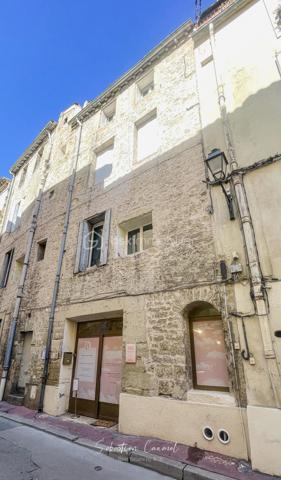 Ce que beaucoup de studios et petites surfaces de l’Écusson n’offrent pas, cet appartement le propose : de l’espace, du charme, de la lumière et une vraie séparation des usages.

Rue Alexandre Cabanel, au cœur du centre historique de Montpellier, découvrez ce grand T1 bis de 55,41 m² loi Carrez, situé au 2e étage sur 3 d’un immeuble ancien de caractère, sans ascenseur.

Dès l’entrée, le séjour donne le ton : plus de 30 m² d’espace de vie, une belle luminosité grâce à son exposition sud-ouest, un parquet en chêne, un mur en pierres naturelles apparentes et cette atmosphère chaleureuse que l’on vient chercher dans l’Écusson.

Ici, l’appartement ne se résume pas à une pièce unique. Son agencement permet de distinguer clairement les usages : un grand séjour convivial, une cuisine fonctionnelle, un coin nuit distinct d’environ 10 m², une salle d’eau, ainsi qu’un espace en angle idéal pour créer un bureau, un coin lecture ou un espace de télétravail discret.

Le coin nuit apporte une vraie singularité au bien avec son sol en pierres anciennes, dites “bars de Montpellier”, un détail patrimonial rare qui renforce le caractère unique de l’appartement.

La cuisine a été partiellement repensée et la salle d’eau récemment rafraîchie. Ces deux espaces bénéficient d’un puits de lumière naturelle, apportant un complément appréciable de clarté au quotidien.

Côté confort, l’appartement bénéficie notamment de fenêtres en double vitrage PVC, d’une porte d’entrée blindée 3 points, d’un chauffe-eau changé en 2022 et d’une installation électrique modernisée, validée sans anomalie lors du dernier diagnostic.

L’adresse est l’un de ses grands atouts : vivre rue Alexandre Cabanel, c’est profiter de l’Écusson, de ses commerces, de ses terrasses, de ses transports et de son art de vivre, tout en restant dans une adresse discrète et recherchée du centre historique.

La station de tramway Saint-Guilhem – Courreau est accessible en quelques minutes à pied, tout comme les principales lignes permettant de rejoindre rapidement les différents quartiers de Montpellier.

Ce bien s’adresse à plusieurs profils :
résidence principale de charme en centre historique, pied-à-terre à Montpellier, ou investissement patrimonial dans l’un des secteurs les plus recherchés de la ville.

À retenir :

• T1 bis de 55,41 m² loi Carrez
• Rue Alexandre Cabanel, Montpellier Écusson
• 2e étage sur 3, sans ascenseur
• Séjour de 30,26 m²
• Coin nuit distinct de 10,13 m²
• Exposition sud-ouest
• Parquet en chêne
• Mur en pierres naturelles apparentes
• Sol en pierres anciennes dans l’espace nuit
• Double vitrage PVC
• Porte blindée 3 points
• Petite copropriété de 7 lots
• Taxe foncière 2025 : 1 051 €
• Pas de balcon, terrasse, cave ni stationnement privatif

Les éléments connus de copropriété, notamment ceux à anticiper concernant la toiture et la façade, seront présentés avec transparence lors des échanges et des visites, afin de permettre à chaque acquéreur d’avancer sereinement dans son projet.

Certaines photos présentent une suggestion d’aménagement réalisée en home staging virtuel, non contractuelle, afin d’aider à la projection.

Un appartement de caractère, lumineux et bien agencé, dans l’une des adresses les plus recherchées du centre historique de Montpellier.

Pour plus d’informations ou pour organiser une visite, contactez-moi.