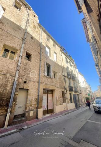 Ce que beaucoup de studios et petites surfaces de l’Écusson n’offrent pas, cet appartement le propose : de l’espace, du charme, de la lumière et une vraie séparation des usages.

Rue Alexandre Cabanel, au cœur du centre historique de Montpellier, découvrez ce grand T1 bis de 55,41 m² loi Carrez, situé au 2e étage sur 3 d’un immeuble ancien de caractère, sans ascenseur.

Dès l’entrée, le séjour donne le ton : plus de 30 m² d’espace de vie, une belle luminosité grâce à son exposition sud-ouest, un parquet en chêne, un mur en pierres naturelles apparentes et cette atmosphère chaleureuse que l’on vient chercher dans l’Écusson.

Ici, l’appartement ne se résume pas à une pièce unique. Son agencement permet de distinguer clairement les usages : un grand séjour convivial, une cuisine fonctionnelle, un coin nuit distinct d’environ 10 m², une salle d’eau, ainsi qu’un espace en angle idéal pour créer un bureau, un coin lecture ou un espace de télétravail discret.

Le coin nuit apporte une vraie singularité au bien avec son sol en pierres anciennes, dites “bars de Montpellier”, un détail patrimonial rare qui renforce le caractère unique de l’appartement.

La cuisine a été partiellement repensée et la salle d’eau récemment rafraîchie. Ces deux espaces bénéficient d’un puits de lumière naturelle, apportant un complément appréciable de clarté au quotidien.

Côté confort, l’appartement bénéficie notamment de fenêtres en double vitrage PVC, d’une porte d’entrée blindée 3 points, d’un chauffe-eau changé en 2022 et d’une installation électrique modernisée, validée sans anomalie lors du dernier diagnostic.

L’adresse est l’un de ses grands atouts : vivre rue Alexandre Cabanel, c’est profiter de l’Écusson, de ses commerces, de ses terrasses, de ses transports et de son art de vivre, tout en restant dans une adresse discrète et recherchée du centre historique.

La station de tramway Saint-Guilhem – Courreau est accessible en quelques minutes à pied, tout comme les principales lignes permettant de rejoindre rapidement les différents quartiers de Montpellier.

Ce bien s’adresse à plusieurs profils :
résidence principale de charme en centre historique, pied-à-terre à Montpellier, ou investissement patrimonial dans l’un des secteurs les plus recherchés de la ville.

À retenir :

• T1 bis de 55,41 m² loi Carrez
• Rue Alexandre Cabanel, Montpellier Écusson
• 2e étage sur 3, sans ascenseur
• Séjour de 30,26 m²
• Coin nuit distinct de 10,13 m²
• Exposition sud-ouest
• Parquet en chêne
• Mur en pierres naturelles apparentes
• Sol en pierres anciennes dans l’espace nuit
• Double vitrage PVC
• Porte blindée 3 points
• Petite copropriété de 7 lots
• Taxe foncière 2025 : 1 051 €
• Pas de balcon, terrasse, cave ni stationnement privatif

Les éléments connus de copropriété, notamment ceux à anticiper concernant la toiture et la façade, seront présentés avec transparence lors des échanges et des visites, afin de permettre à chaque acquéreur d’avancer sereinement dans son projet.

Certaines photos présentent une suggestion d’aménagement réalisée en home staging virtuel, non contractuelle, afin d’aider à la projection.

Un appartement de caractère, lumineux et bien agencé, dans l’une des adresses les plus recherchées du centre historique de Montpellier.

Pour plus d’informations ou pour organiser une visite, contactez-moi.
