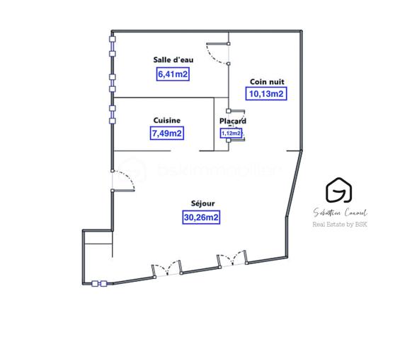 Ce que beaucoup de studios et petites surfaces de l’Écusson n’offrent pas, cet appartement le propose : de l’espace, du charme, de la lumière et une vraie séparation des usages.

Rue Alexandre Cabanel, au cœur du centre historique de Montpellier, découvrez ce grand T1 bis de 55,41 m² loi Carrez, situé au 2e étage sur 3 d’un immeuble ancien de caractère, sans ascenseur.

Dès l’entrée, le séjour donne le ton : plus de 30 m² d’espace de vie, une belle luminosité grâce à son exposition sud-ouest, un parquet en chêne, un mur en pierres naturelles apparentes et cette atmosphère chaleureuse que l’on vient chercher dans l’Écusson.

Ici, l’appartement ne se résume pas à une pièce unique. Son agencement permet de distinguer clairement les usages : un grand séjour convivial, une cuisine fonctionnelle, un coin nuit distinct d’environ 10 m², une salle d’eau, ainsi qu’un espace en angle idéal pour créer un bureau, un coin lecture ou un espace de télétravail discret.

Le coin nuit apporte une vraie singularité au bien avec son sol en pierres anciennes, dites “bars de Montpellier”, un détail patrimonial rare qui renforce le caractère unique de l’appartement.

La cuisine a été partiellement repensée et la salle d’eau récemment rafraîchie. Ces deux espaces bénéficient d’un puits de lumière naturelle, apportant un complément appréciable de clarté au quotidien.

Côté confort, l’appartement bénéficie notamment de fenêtres en double vitrage PVC, d’une porte d’entrée blindée 3 points, d’un chauffe-eau changé en 2022 et d’une installation électrique modernisée, validée sans anomalie lors du dernier diagnostic.

L’adresse est l’un de ses grands atouts : vivre rue Alexandre Cabanel, c’est profiter de l’Écusson, de ses commerces, de ses terrasses, de ses transports et de son art de vivre, tout en restant dans une adresse discrète et recherchée du centre historique.

La station de tramway Saint-Guilhem – Courreau est accessible en quelques minutes à pied, tout comme les principales lignes permettant de rejoindre rapidement les différents quartiers de Montpellier.

Ce bien s’adresse à plusieurs profils :
résidence principale de charme en centre historique, pied-à-terre à Montpellier, ou investissement patrimonial dans l’un des secteurs les plus recherchés de la ville.

À retenir :

• T1 bis de 55,41 m² loi Carrez
• Rue Alexandre Cabanel, Montpellier Écusson
• 2e étage sur 3, sans ascenseur
• Séjour de 30,26 m²
• Coin nuit distinct de 10,13 m²
• Exposition sud-ouest
• Parquet en chêne
• Mur en pierres naturelles apparentes
• Sol en pierres anciennes dans l’espace nuit
• Double vitrage PVC
• Porte blindée 3 points
• Petite copropriété de 7 lots
• Taxe foncière 2025 : 1 051 €
• Pas de balcon, terrasse, cave ni stationnement privatif

Les éléments connus de copropriété, notamment ceux à anticiper concernant la toiture et la façade, seront présentés avec transparence lors des échanges et des visites, afin de permettre à chaque acquéreur d’avancer sereinement dans son projet.

Certaines photos présentent une suggestion d’aménagement réalisée en home staging virtuel, non contractuelle, afin d’aider à la projection.

Un appartement de caractère, lumineux et bien agencé, dans l’une des adresses les plus recherchées du centre historique de Montpellier.

Pour plus d’informations ou pour organiser une visite, contactez-moi.