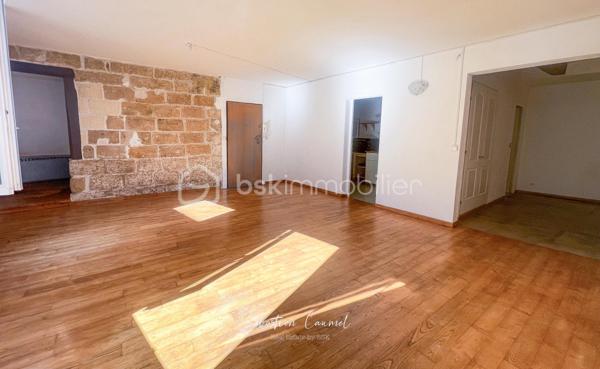 Ce que beaucoup de studios et petites surfaces de l’Écusson n’offrent pas, cet appartement le propose : de l’espace, du charme, de la lumière et une vraie séparation des usages.

Rue Alexandre Cabanel, au cœur du centre historique de Montpellier, découvrez ce grand T1 bis de 55,41 m² loi Carrez, situé au 2e étage sur 3 d’un immeuble ancien de caractère, sans ascenseur.

Dès l’entrée, le séjour donne le ton : plus de 30 m² d’espace de vie, une belle luminosité grâce à son exposition sud-ouest, un parquet en chêne, un mur en pierres naturelles apparentes et cette atmosphère chaleureuse que l’on vient chercher dans l’Écusson.

Ici, l’appartement ne se résume pas à une pièce unique. Son agencement permet de distinguer clairement les usages : un grand séjour convivial, une cuisine fonctionnelle, un coin nuit distinct d’environ 10 m², une salle d’eau, ainsi qu’un espace en angle idéal pour créer un bureau, un coin lecture ou un espace de télétravail discret.

Le coin nuit apporte une vraie singularité au bien avec son sol en pierres anciennes, dites “bars de Montpellier”, un détail patrimonial rare qui renforce le caractère unique de l’appartement.

La cuisine a été partiellement repensée et la salle d’eau récemment rafraîchie. Ces deux espaces bénéficient d’un puits de lumière naturelle, apportant un complément appréciable de clarté au quotidien.

Côté confort, l’appartement bénéficie notamment de fenêtres en double vitrage PVC, d’une porte d’entrée blindée 3 points, d’un chauffe-eau changé en 2022 et d’une installation électrique modernisée, validée sans anomalie lors du dernier diagnostic.

L’adresse est l’un de ses grands atouts : vivre rue Alexandre Cabanel, c’est profiter de l’Écusson, de ses commerces, de ses terrasses, de ses transports et de son art de vivre, tout en restant dans une adresse discrète et recherchée du centre historique.

La station de tramway Saint-Guilhem – Courreau est accessible en quelques minutes à pied, tout comme les principales lignes permettant de rejoindre rapidement les différents quartiers de Montpellier.

Ce bien s’adresse à plusieurs profils :
résidence principale de charme en centre historique, pied-à-terre à Montpellier, ou investissement patrimonial dans l’un des secteurs les plus recherchés de la ville.

À retenir :

• T1 bis de 55,41 m² loi Carrez
• Rue Alexandre Cabanel, Montpellier Écusson
• 2e étage sur 3, sans ascenseur
• Séjour de 30,26 m²
• Coin nuit distinct de 10,13 m²
• Exposition sud-ouest
• Parquet en chêne
• Mur en pierres naturelles apparentes
• Sol en pierres anciennes dans l’espace nuit
• Double vitrage PVC
• Porte blindée 3 points
• Petite copropriété de 7 lots
• Taxe foncière 2025 : 1 051 €
• Pas de balcon, terrasse, cave ni stationnement privatif

Les éléments connus de copropriété, notamment ceux à anticiper concernant la toiture et la façade, seront présentés avec transparence lors des échanges et des visites, afin de permettre à chaque acquéreur d’avancer sereinement dans son projet.

Certaines photos présentent une suggestion d’aménagement réalisée en home staging virtuel, non contractuelle, afin d’aider à la projection.

Un appartement de caractère, lumineux et bien agencé, dans l’une des adresses les plus recherchées du centre historique de Montpellier.

Pour plus d’informations ou pour organiser une visite, contactez-moi.
