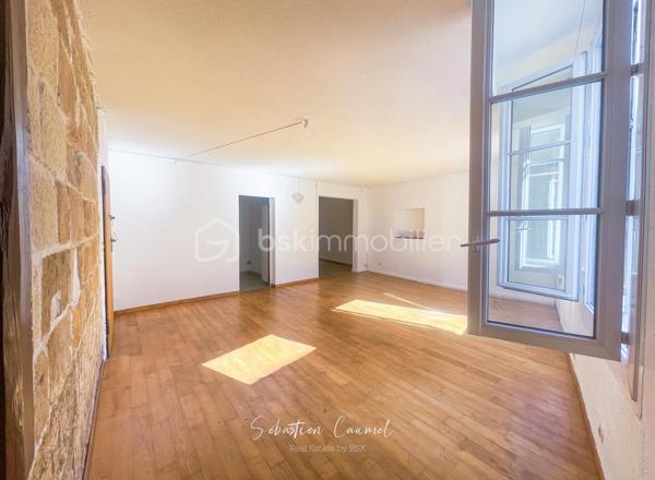 Ce que beaucoup de studios et petites surfaces de l’Écusson n’offrent pas, cet appartement le propose : de l’espace, du charme, de la lumière et une vraie séparation des usages.

Rue Alexandre Cabanel, au cœur du centre historique de Montpellier, découvrez ce grand T1 bis de 55,41 m² loi Carrez, situé au 2e étage sur 3 d’un immeuble ancien de caractère, sans ascenseur.

Dès l’entrée, le séjour donne le ton : plus de 30 m² d’espace de vie, une belle luminosité grâce à son exposition sud-ouest, un parquet en chêne, un mur en pierres naturelles apparentes et cette atmosphère chaleureuse que l’on vient chercher dans l’Écusson.

Ici, l’appartement ne se résume pas à une pièce unique. Son agencement permet de distinguer clairement les usages : un grand séjour convivial, une cuisine fonctionnelle, un coin nuit distinct d’environ 10 m², une salle d’eau, ainsi qu’un espace en angle idéal pour créer un bureau, un coin lecture ou un espace de télétravail discret.

Le coin nuit apporte une vraie singularité au bien avec son sol en pierres anciennes, dites “bars de Montpellier”, un détail patrimonial rare qui renforce le caractère unique de l’appartement.

La cuisine a été partiellement repensée et la salle d’eau récemment rafraîchie. Ces deux espaces bénéficient d’un puits de lumière naturelle, apportant un complément appréciable de clarté au quotidien.

Côté confort, l’appartement bénéficie notamment de fenêtres en double vitrage PVC, d’une porte d’entrée blindée 3 points, d’un chauffe-eau changé en 2022 et d’une installation électrique modernisée, validée sans anomalie lors du dernier diagnostic.

L’adresse est l’un de ses grands atouts : vivre rue Alexandre Cabanel, c’est profiter de l’Écusson, de ses commerces, de ses terrasses, de ses transports et de son art de vivre, tout en restant dans une adresse discrète et recherchée du centre historique.

La station de tramway Saint-Guilhem – Courreau est accessible en quelques minutes à pied, tout comme les principales lignes permettant de rejoindre rapidement les différents quartiers de Montpellier.

Ce bien s’adresse à plusieurs profils :
résidence principale de charme en centre historique, pied-à-terre à Montpellier, ou investissement patrimonial dans l’un des secteurs les plus recherchés de la ville.

À retenir :

• T1 bis de 55,41 m² loi Carrez
• Rue Alexandre Cabanel, Montpellier Écusson
• 2e étage sur 3, sans ascenseur
• Séjour de 30,26 m²
• Coin nuit distinct de 10,13 m²
• Exposition sud-ouest
• Parquet en chêne
• Mur en pierres naturelles apparentes
• Sol en pierres anciennes dans l’espace nuit
• Double vitrage PVC
• Porte blindée 3 points
• Petite copropriété de 7 lots
• Taxe foncière 2025 : 1 051 €
• Pas de balcon, terrasse, cave ni stationnement privatif

Les éléments connus de copropriété, notamment ceux à anticiper concernant la toiture et la façade, seront présentés avec transparence lors des échanges et des visites, afin de permettre à chaque acquéreur d’avancer sereinement dans son projet.

Certaines photos présentent une suggestion d’aménagement réalisée en home staging virtuel, non contractuelle, afin d’aider à la projection.

Un appartement de caractère, lumineux et bien agencé, dans l’une des adresses les plus recherchées du centre historique de Montpellier.

Pour plus d’informations ou pour organiser une visite, contactez-moi.