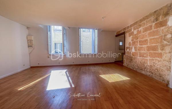 Ce que beaucoup de studios et petites surfaces de l’Écusson n’offrent pas, cet appartement le propose : de l’espace, du charme, de la lumière et une vraie séparation des usages.

Rue Alexandre Cabanel, au cœur du centre historique de Montpellier, découvrez ce grand T1 bis de 55,41 m² loi Carrez, situé au 2e étage sur 3 d’un immeuble ancien de caractère, sans ascenseur.

Dès l’entrée, le séjour donne le ton : plus de 30 m² d’espace de vie, une belle luminosité grâce à son exposition sud-ouest, un parquet en chêne, un mur en pierres naturelles apparentes et cette atmosphère chaleureuse que l’on vient chercher dans l’Écusson.

Ici, l’appartement ne se résume pas à une pièce unique. Son agencement permet de distinguer clairement les usages : un grand séjour convivial, une cuisine fonctionnelle, un coin nuit distinct d’environ 10 m², une salle d’eau, ainsi qu’un espace en angle idéal pour créer un bureau, un coin lecture ou un espace de télétravail discret.

Le coin nuit apporte une vraie singularité au bien avec son sol en pierres anciennes, dites “bars de Montpellier”, un détail patrimonial rare qui renforce le caractère unique de l’appartement.

La cuisine a été partiellement repensée et la salle d’eau récemment rafraîchie. Ces deux espaces bénéficient d’un puits de lumière naturelle, apportant un complément appréciable de clarté au quotidien.

Côté confort, l’appartement bénéficie notamment de fenêtres en double vitrage PVC, d’une porte d’entrée blindée 3 points, d’un chauffe-eau changé en 2022 et d’une installation électrique modernisée, validée sans anomalie lors du dernier diagnostic.

L’adresse est l’un de ses grands atouts : vivre rue Alexandre Cabanel, c’est profiter de l’Écusson, de ses commerces, de ses terrasses, de ses transports et de son art de vivre, tout en restant dans une adresse discrète et recherchée du centre historique.

La station de tramway Saint-Guilhem – Courreau est accessible en quelques minutes à pied, tout comme les principales lignes permettant de rejoindre rapidement les différents quartiers de Montpellier.

Ce bien s’adresse à plusieurs profils :
résidence principale de charme en centre historique, pied-à-terre à Montpellier, ou investissement patrimonial dans l’un des secteurs les plus recherchés de la ville.

À retenir :

• T1 bis de 55,41 m² loi Carrez
• Rue Alexandre Cabanel, Montpellier Écusson
• 2e étage sur 3, sans ascenseur
• Séjour de 30,26 m²
• Coin nuit distinct de 10,13 m²
• Exposition sud-ouest
• Parquet en chêne
• Mur en pierres naturelles apparentes
• Sol en pierres anciennes dans l’espace nuit
• Double vitrage PVC
• Porte blindée 3 points
• Petite copropriété de 7 lots
• Taxe foncière 2025 : 1 051 €
• Pas de balcon, terrasse, cave ni stationnement privatif

Les éléments connus de copropriété, notamment ceux à anticiper concernant la toiture et la façade, seront présentés avec transparence lors des échanges et des visites, afin de permettre à chaque acquéreur d’avancer sereinement dans son projet.

Certaines photos présentent une suggestion d’aménagement réalisée en home staging virtuel, non contractuelle, afin d’aider à la projection.

Un appartement de caractère, lumineux et bien agencé, dans l’une des adresses les plus recherchées du centre historique de Montpellier.

Pour plus d’informations ou pour organiser une visite, contactez-moi.