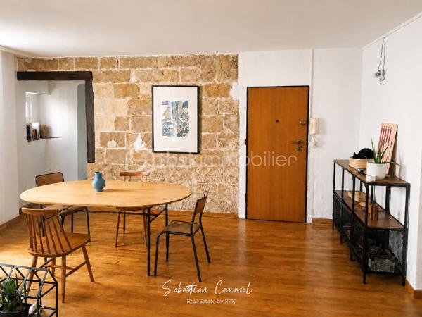 Ce que beaucoup de studios et petites surfaces de l’Écusson n’offrent pas, cet appartement le propose : de l’espace, du charme, de la lumière et une vraie séparation des usages.

Rue Alexandre Cabanel, au cœur du centre historique de Montpellier, découvrez ce grand T1 bis de 55,41 m² loi Carrez, situé au 2e étage sur 3 d’un immeuble ancien de caractère, sans ascenseur.

Dès l’entrée, le séjour donne le ton : plus de 30 m² d’espace de vie, une belle luminosité grâce à son exposition sud-ouest, un parquet en chêne, un mur en pierres naturelles apparentes et cette atmosphère chaleureuse que l’on vient chercher dans l’Écusson.

Ici, l’appartement ne se résume pas à une pièce unique. Son agencement permet de distinguer clairement les usages : un grand séjour convivial, une cuisine fonctionnelle, un coin nuit distinct d’environ 10 m², une salle d’eau, ainsi qu’un espace en angle idéal pour créer un bureau, un coin lecture ou un espace de télétravail discret.

Le coin nuit apporte une vraie singularité au bien avec son sol en pierres anciennes, dites “bars de Montpellier”, un détail patrimonial rare qui renforce le caractère unique de l’appartement.

La cuisine a été partiellement repensée et la salle d’eau récemment rafraîchie. Ces deux espaces bénéficient d’un puits de lumière naturelle, apportant un complément appréciable de clarté au quotidien.

Côté confort, l’appartement bénéficie notamment de fenêtres en double vitrage PVC, d’une porte d’entrée blindée 3 points, d’un chauffe-eau changé en 2022 et d’une installation électrique modernisée, validée sans anomalie lors du dernier diagnostic.

L’adresse est l’un de ses grands atouts : vivre rue Alexandre Cabanel, c’est profiter de l’Écusson, de ses commerces, de ses terrasses, de ses transports et de son art de vivre, tout en restant dans une adresse discrète et recherchée du centre historique.

La station de tramway Saint-Guilhem – Courreau est accessible en quelques minutes à pied, tout comme les principales lignes permettant de rejoindre rapidement les différents quartiers de Montpellier.

Ce bien s’adresse à plusieurs profils :
résidence principale de charme en centre historique, pied-à-terre à Montpellier, ou investissement patrimonial dans l’un des secteurs les plus recherchés de la ville.

À retenir :

• T1 bis de 55,41 m² loi Carrez
• Rue Alexandre Cabanel, Montpellier Écusson
• 2e étage sur 3, sans ascenseur
• Séjour de 30,26 m²
• Coin nuit distinct de 10,13 m²
• Exposition sud-ouest
• Parquet en chêne
• Mur en pierres naturelles apparentes
• Sol en pierres anciennes dans l’espace nuit
• Double vitrage PVC
• Porte blindée 3 points
• Petite copropriété de 7 lots
• Taxe foncière 2025 : 1 051 €
• Pas de balcon, terrasse, cave ni stationnement privatif

Les éléments connus de copropriété, notamment ceux à anticiper concernant la toiture et la façade, seront présentés avec transparence lors des échanges et des visites, afin de permettre à chaque acquéreur d’avancer sereinement dans son projet.

Certaines photos présentent une suggestion d’aménagement réalisée en home staging virtuel, non contractuelle, afin d’aider à la projection.

Un appartement de caractère, lumineux et bien agencé, dans l’une des adresses les plus recherchées du centre historique de Montpellier.

Pour plus d’informations ou pour organiser une visite, contactez-moi.