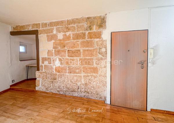 Ce que beaucoup de studios et petites surfaces de l’Écusson n’offrent pas, cet appartement le propose : de l’espace, du charme, de la lumière et une vraie séparation des usages.

Rue Alexandre Cabanel, au cœur du centre historique de Montpellier, découvrez ce grand T1 bis de 55,41 m² loi Carrez, situé au 2e étage sur 3 d’un immeuble ancien de caractère, sans ascenseur.

Dès l’entrée, le séjour donne le ton : plus de 30 m² d’espace de vie, une belle luminosité grâce à son exposition sud-ouest, un parquet en chêne, un mur en pierres naturelles apparentes et cette atmosphère chaleureuse que l’on vient chercher dans l’Écusson.

Ici, l’appartement ne se résume pas à une pièce unique. Son agencement permet de distinguer clairement les usages : un grand séjour convivial, une cuisine fonctionnelle, un coin nuit distinct d’environ 10 m², une salle d’eau, ainsi qu’un espace en angle idéal pour créer un bureau, un coin lecture ou un espace de télétravail discret.

Le coin nuit apporte une vraie singularité au bien avec son sol en pierres anciennes, dites “bars de Montpellier”, un détail patrimonial rare qui renforce le caractère unique de l’appartement.

La cuisine a été partiellement repensée et la salle d’eau récemment rafraîchie. Ces deux espaces bénéficient d’un puits de lumière naturelle, apportant un complément appréciable de clarté au quotidien.

Côté confort, l’appartement bénéficie notamment de fenêtres en double vitrage PVC, d’une porte d’entrée blindée 3 points, d’un chauffe-eau changé en 2022 et d’une installation électrique modernisée, validée sans anomalie lors du dernier diagnostic.

L’adresse est l’un de ses grands atouts : vivre rue Alexandre Cabanel, c’est profiter de l’Écusson, de ses commerces, de ses terrasses, de ses transports et de son art de vivre, tout en restant dans une adresse discrète et recherchée du centre historique.

La station de tramway Saint-Guilhem – Courreau est accessible en quelques minutes à pied, tout comme les principales lignes permettant de rejoindre rapidement les différents quartiers de Montpellier.

Ce bien s’adresse à plusieurs profils :
résidence principale de charme en centre historique, pied-à-terre à Montpellier, ou investissement patrimonial dans l’un des secteurs les plus recherchés de la ville.

À retenir :

• T1 bis de 55,41 m² loi Carrez
• Rue Alexandre Cabanel, Montpellier Écusson
• 2e étage sur 3, sans ascenseur
• Séjour de 30,26 m²
• Coin nuit distinct de 10,13 m²
• Exposition sud-ouest
• Parquet en chêne
• Mur en pierres naturelles apparentes
• Sol en pierres anciennes dans l’espace nuit
• Double vitrage PVC
• Porte blindée 3 points
• Petite copropriété de 7 lots
• Taxe foncière 2025 : 1 051 €
• Pas de balcon, terrasse, cave ni stationnement privatif

Les éléments connus de copropriété, notamment ceux à anticiper concernant la toiture et la façade, seront présentés avec transparence lors des échanges et des visites, afin de permettre à chaque acquéreur d’avancer sereinement dans son projet.

Certaines photos présentent une suggestion d’aménagement réalisée en home staging virtuel, non contractuelle, afin d’aider à la projection.

Un appartement de caractère, lumineux et bien agencé, dans l’une des adresses les plus recherchées du centre historique de Montpellier.

Pour plus d’informations ou pour organiser une visite, contactez-moi.