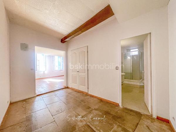 Ce que beaucoup de studios et petites surfaces de l’Écusson n’offrent pas, cet appartement le propose : de l’espace, du charme, de la lumière et une vraie séparation des usages.

Rue Alexandre Cabanel, au cœur du centre historique de Montpellier, découvrez ce grand T1 bis de 55,41 m² loi Carrez, situé au 2e étage sur 3 d’un immeuble ancien de caractère, sans ascenseur.

Dès l’entrée, le séjour donne le ton : plus de 30 m² d’espace de vie, une belle luminosité grâce à son exposition sud-ouest, un parquet en chêne, un mur en pierres naturelles apparentes et cette atmosphère chaleureuse que l’on vient chercher dans l’Écusson.

Ici, l’appartement ne se résume pas à une pièce unique. Son agencement permet de distinguer clairement les usages : un grand séjour convivial, une cuisine fonctionnelle, un coin nuit distinct d’environ 10 m², une salle d’eau, ainsi qu’un espace en angle idéal pour créer un bureau, un coin lecture ou un espace de télétravail discret.

Le coin nuit apporte une vraie singularité au bien avec son sol en pierres anciennes, dites “bars de Montpellier”, un détail patrimonial rare qui renforce le caractère unique de l’appartement.

La cuisine a été partiellement repensée et la salle d’eau récemment rafraîchie. Ces deux espaces bénéficient d’un puits de lumière naturelle, apportant un complément appréciable de clarté au quotidien.

Côté confort, l’appartement bénéficie notamment de fenêtres en double vitrage PVC, d’une porte d’entrée blindée 3 points, d’un chauffe-eau changé en 2022 et d’une installation électrique modernisée, validée sans anomalie lors du dernier diagnostic.

L’adresse est l’un de ses grands atouts : vivre rue Alexandre Cabanel, c’est profiter de l’Écusson, de ses commerces, de ses terrasses, de ses transports et de son art de vivre, tout en restant dans une adresse discrète et recherchée du centre historique.

La station de tramway Saint-Guilhem – Courreau est accessible en quelques minutes à pied, tout comme les principales lignes permettant de rejoindre rapidement les différents quartiers de Montpellier.

Ce bien s’adresse à plusieurs profils :
résidence principale de charme en centre historique, pied-à-terre à Montpellier, ou investissement patrimonial dans l’un des secteurs les plus recherchés de la ville.

À retenir :

• T1 bis de 55,41 m² loi Carrez
• Rue Alexandre Cabanel, Montpellier Écusson
• 2e étage sur 3, sans ascenseur
• Séjour de 30,26 m²
• Coin nuit distinct de 10,13 m²
• Exposition sud-ouest
• Parquet en chêne
• Mur en pierres naturelles apparentes
• Sol en pierres anciennes dans l’espace nuit
• Double vitrage PVC
• Porte blindée 3 points
• Petite copropriété de 7 lots
• Taxe foncière 2025 : 1 051 €
• Pas de balcon, terrasse, cave ni stationnement privatif

Les éléments connus de copropriété, notamment ceux à anticiper concernant la toiture et la façade, seront présentés avec transparence lors des échanges et des visites, afin de permettre à chaque acquéreur d’avancer sereinement dans son projet.

Certaines photos présentent une suggestion d’aménagement réalisée en home staging virtuel, non contractuelle, afin d’aider à la projection.

Un appartement de caractère, lumineux et bien agencé, dans l’une des adresses les plus recherchées du centre historique de Montpellier.

Pour plus d’informations ou pour organiser une visite, contactez-moi.