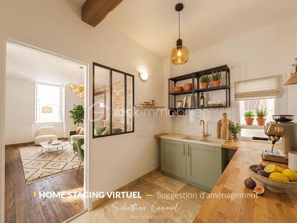 Ce que beaucoup de studios et petites surfaces de l’Écusson n’offrent pas, cet appartement le propose : de l’espace, du charme, de la lumière et une vraie séparation des usages.

Rue Alexandre Cabanel, au cœur du centre historique de Montpellier, découvrez ce grand T1 bis de 55,41 m² loi Carrez, situé au 2e étage sur 3 d’un immeuble ancien de caractère, sans ascenseur.

Dès l’entrée, le séjour donne le ton : plus de 30 m² d’espace de vie, une belle luminosité grâce à son exposition sud-ouest, un parquet en chêne, un mur en pierres naturelles apparentes et cette atmosphère chaleureuse que l’on vient chercher dans l’Écusson.

Ici, l’appartement ne se résume pas à une pièce unique. Son agencement permet de distinguer clairement les usages : un grand séjour convivial, une cuisine fonctionnelle, un coin nuit distinct d’environ 10 m², une salle d’eau, ainsi qu’un espace en angle idéal pour créer un bureau, un coin lecture ou un espace de télétravail discret.

Le coin nuit apporte une vraie singularité au bien avec son sol en pierres anciennes, dites “bars de Montpellier”, un détail patrimonial rare qui renforce le caractère unique de l’appartement.

La cuisine a été partiellement repensée et la salle d’eau récemment rafraîchie. Ces deux espaces bénéficient d’un puits de lumière naturelle, apportant un complément appréciable de clarté au quotidien.

Côté confort, l’appartement bénéficie notamment de fenêtres en double vitrage PVC, d’une porte d’entrée blindée 3 points, d’un chauffe-eau changé en 2022 et d’une installation électrique modernisée, validée sans anomalie lors du dernier diagnostic.

L’adresse est l’un de ses grands atouts : vivre rue Alexandre Cabanel, c’est profiter de l’Écusson, de ses commerces, de ses terrasses, de ses transports et de son art de vivre, tout en restant dans une adresse discrète et recherchée du centre historique.

La station de tramway Saint-Guilhem – Courreau est accessible en quelques minutes à pied, tout comme les principales lignes permettant de rejoindre rapidement les différents quartiers de Montpellier.

Ce bien s’adresse à plusieurs profils :
résidence principale de charme en centre historique, pied-à-terre à Montpellier, ou investissement patrimonial dans l’un des secteurs les plus recherchés de la ville.

À retenir :

• T1 bis de 55,41 m² loi Carrez
• Rue Alexandre Cabanel, Montpellier Écusson
• 2e étage sur 3, sans ascenseur
• Séjour de 30,26 m²
• Coin nuit distinct de 10,13 m²
• Exposition sud-ouest
• Parquet en chêne
• Mur en pierres naturelles apparentes
• Sol en pierres anciennes dans l’espace nuit
• Double vitrage PVC
• Porte blindée 3 points
• Petite copropriété de 7 lots
• Taxe foncière 2025 : 1 051 €
• Pas de balcon, terrasse, cave ni stationnement privatif

Les éléments connus de copropriété, notamment ceux à anticiper concernant la toiture et la façade, seront présentés avec transparence lors des échanges et des visites, afin de permettre à chaque acquéreur d’avancer sereinement dans son projet.

Certaines photos présentent une suggestion d’aménagement réalisée en home staging virtuel, non contractuelle, afin d’aider à la projection.

Un appartement de caractère, lumineux et bien agencé, dans l’une des adresses les plus recherchées du centre historique de Montpellier.

Pour plus d’informations ou pour organiser une visite, contactez-moi.
