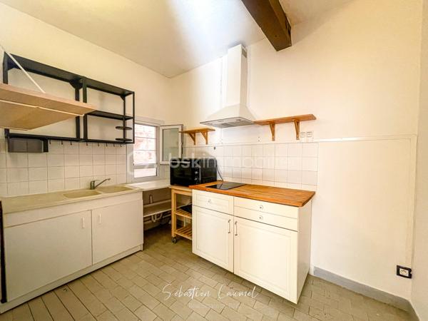 Ce que beaucoup de studios et petites surfaces de l’Écusson n’offrent pas, cet appartement le propose : de l’espace, du charme, de la lumière et une vraie séparation des usages.

Rue Alexandre Cabanel, au cœur du centre historique de Montpellier, découvrez ce grand T1 bis de 55,41 m² loi Carrez, situé au 2e étage sur 3 d’un immeuble ancien de caractère, sans ascenseur.

Dès l’entrée, le séjour donne le ton : plus de 30 m² d’espace de vie, une belle luminosité grâce à son exposition sud-ouest, un parquet en chêne, un mur en pierres naturelles apparentes et cette atmosphère chaleureuse que l’on vient chercher dans l’Écusson.

Ici, l’appartement ne se résume pas à une pièce unique. Son agencement permet de distinguer clairement les usages : un grand séjour convivial, une cuisine fonctionnelle, un coin nuit distinct d’environ 10 m², une salle d’eau, ainsi qu’un espace en angle idéal pour créer un bureau, un coin lecture ou un espace de télétravail discret.

Le coin nuit apporte une vraie singularité au bien avec son sol en pierres anciennes, dites “bars de Montpellier”, un détail patrimonial rare qui renforce le caractère unique de l’appartement.

La cuisine a été partiellement repensée et la salle d’eau récemment rafraîchie. Ces deux espaces bénéficient d’un puits de lumière naturelle, apportant un complément appréciable de clarté au quotidien.

Côté confort, l’appartement bénéficie notamment de fenêtres en double vitrage PVC, d’une porte d’entrée blindée 3 points, d’un chauffe-eau changé en 2022 et d’une installation électrique modernisée, validée sans anomalie lors du dernier diagnostic.

L’adresse est l’un de ses grands atouts : vivre rue Alexandre Cabanel, c’est profiter de l’Écusson, de ses commerces, de ses terrasses, de ses transports et de son art de vivre, tout en restant dans une adresse discrète et recherchée du centre historique.

La station de tramway Saint-Guilhem – Courreau est accessible en quelques minutes à pied, tout comme les principales lignes permettant de rejoindre rapidement les différents quartiers de Montpellier.

Ce bien s’adresse à plusieurs profils :
résidence principale de charme en centre historique, pied-à-terre à Montpellier, ou investissement patrimonial dans l’un des secteurs les plus recherchés de la ville.

À retenir :

• T1 bis de 55,41 m² loi Carrez
• Rue Alexandre Cabanel, Montpellier Écusson
• 2e étage sur 3, sans ascenseur
• Séjour de 30,26 m²
• Coin nuit distinct de 10,13 m²
• Exposition sud-ouest
• Parquet en chêne
• Mur en pierres naturelles apparentes
• Sol en pierres anciennes dans l’espace nuit
• Double vitrage PVC
• Porte blindée 3 points
• Petite copropriété de 7 lots
• Taxe foncière 2025 : 1 051 €
• Pas de balcon, terrasse, cave ni stationnement privatif

Les éléments connus de copropriété, notamment ceux à anticiper concernant la toiture et la façade, seront présentés avec transparence lors des échanges et des visites, afin de permettre à chaque acquéreur d’avancer sereinement dans son projet.

Certaines photos présentent une suggestion d’aménagement réalisée en home staging virtuel, non contractuelle, afin d’aider à la projection.

Un appartement de caractère, lumineux et bien agencé, dans l’une des adresses les plus recherchées du centre historique de Montpellier.

Pour plus d’informations ou pour organiser une visite, contactez-moi.