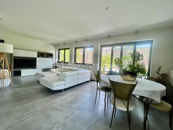 Maison individuelle lumineuse - sous-sol complet 110 m2 - terrain arboré de 694 m2 - proximité Gare et Luxembourg

À proximité immédiate du Luxembourg, dans le secteur recherché de Soetrich à Hettange-Grande, découvrez cette maison individuelle d’environ 147 m2 habitables, implantée sur un magnifique terrain arboré de 694 m2.
Située dans une rue à sens unique, elle bénéficie d’un environnement résidentiel privilégié, à seulement quelques minutes à pied de la gare, tout en restant proche des écoles, commerces et commodités.

La maison offre une distribution fonctionnelle et des volumes confortables.
Au rez-de-chaussée :
- Entrée spacieuse avec rangements intégrés, desservant un bel espace de vie d’environ 43 m2 comprenant une cuisine haut de gamme entièrement équipée, ouverte sur le séjour et la salle à manger. Une grande baie vitrée donne accès à la terrasse (20 m2) et au jardin
- WC séparé avec lave-mains et fenêtre 
- Buanderie
- Chambre ou bureau (10 m2)
- Suite parentale (23 m2) avec grands placards, dressing et salle d’eau privative, comprenant douche à l’italienne, chauffe serviette, double vasque, WC et fenêtre 

À l’étage :
- 2 grandes chambres (20 m2 et 14 m2), très lumineuses
- Salle de bain avec baignoire, une vasque, WC et fenêtre 
- 2 accès aux combles non aménagées

La maison dispose également d’un vaste sous-sol semi-enterré sur 110 m2 environ, comprenant :
- Garage (42 m2) avec porte motorisée permettant le stationnement de deux véhicules en enfilade, équipé d'une borne de recharge électrique, et disposant d'un accès au jardin
- 2 grandes pièces 

Caractéristiques techniques :
- Chauffage au fioul
- Chauffe-eau 160 L 
- VMC 
- Fibre optique 
- Tout-à-l’égout 
- Fenêtres PVC double vitrage, volets roulants motorisés 
- Adoucisseur d’eau
- Récupérateur d'eau de pluie dans le jardin 
Maison entièrement rénovée en 2014 (chaudière, électricité, fenêtres, huisseries, volets) et toit en ardoise refait en 2017.

Une maison familiale parfaitement adaptée aux frontaliers, offrant calme, confort et proximité immédiate des transports vers le Luxembourg.
À découvrir rapidement...

*****************