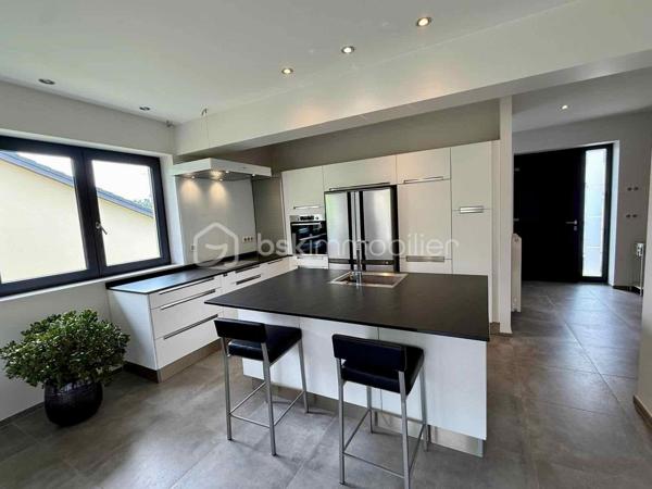 Maison individuelle lumineuse - sous-sol complet 110 m2 - terrain arboré de 694 m2 - proximité Gare et Luxembourg

À proximité immédiate du Luxembourg, dans le secteur recherché de Soetrich à Hettange-Grande, découvrez cette maison individuelle d’environ 147 m2 habitables, implantée sur un magnifique terrain arboré de 694 m2.
Située dans une rue à sens unique, elle bénéficie d’un environnement résidentiel privilégié, à seulement quelques minutes à pied de la gare, tout en restant proche des écoles, commerces et commodités.

La maison offre une distribution fonctionnelle et des volumes confortables.
Au rez-de-chaussée :
- Entrée spacieuse avec rangements intégrés, desservant un bel espace de vie d’environ 43 m2 comprenant une cuisine haut de gamme entièrement équipée, ouverte sur le séjour et la salle à manger. Une grande baie vitrée donne accès à la terrasse (20 m2) et au jardin
- WC séparé avec lave-mains et fenêtre 
- Buanderie
- Chambre ou bureau (10 m2)
- Suite parentale (23 m2) avec grands placards, dressing et salle d’eau privative, comprenant douche à l’italienne, chauffe serviette, double vasque, WC et fenêtre 

À l’étage :
- 2 grandes chambres (20 m2 et 14 m2), très lumineuses
- Salle de bain avec baignoire, une vasque, WC et fenêtre 
- 2 accès aux combles non aménagées

La maison dispose également d’un vaste sous-sol semi-enterré sur 110 m2 environ, comprenant :
- Garage (42 m2) avec porte motorisée permettant le stationnement de deux véhicules en enfilade, équipé d'une borne de recharge électrique, et disposant d'un accès au jardin
- 2 grandes pièces 

Caractéristiques techniques :
- Chauffage au fioul
- Chauffe-eau 160 L 
- VMC 
- Fibre optique 
- Tout-à-l’égout 
- Fenêtres PVC double vitrage, volets roulants motorisés 
- Adoucisseur d’eau
- Récupérateur d'eau de pluie dans le jardin 
Maison entièrement rénovée en 2014 (chaudière, électricité, fenêtres, huisseries, volets) et toit en ardoise refait en 2017.

Une maison familiale parfaitement adaptée aux frontaliers, offrant calme, confort et proximité immédiate des transports vers le Luxembourg.
À découvrir rapidement...

*****************