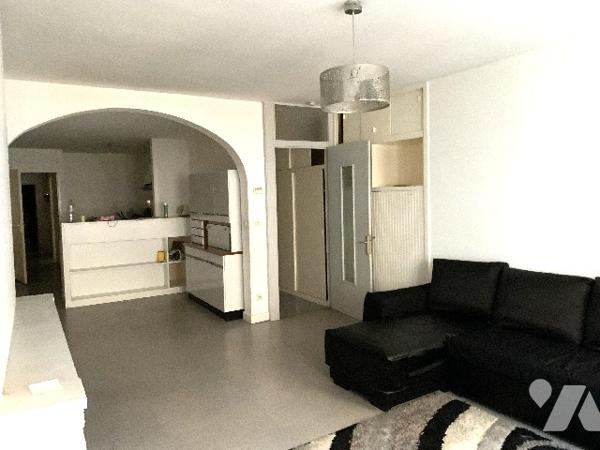 Centre-ville de Saint-Claude, rue du pré, appartement situé au premier étage.