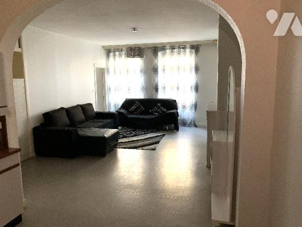 Centre-ville de Saint-Claude, rue du pré, appartement situé au premier étage.